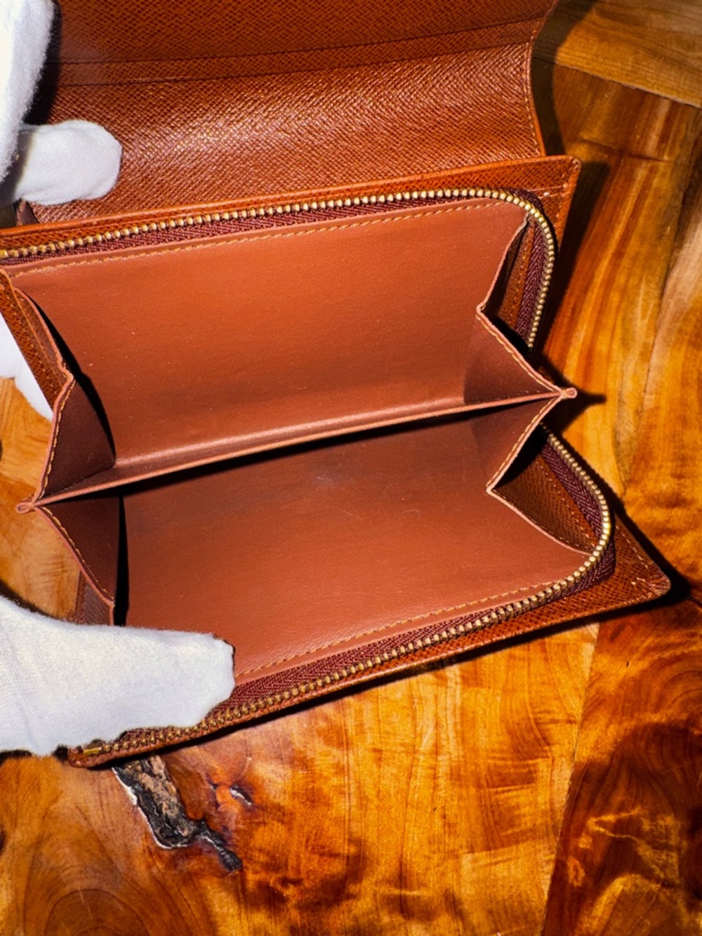 - Louis Vuitton Monogram Porte
Monnaie Billets Tresor Bifold
Wallet authentic - Picture 12 of 16